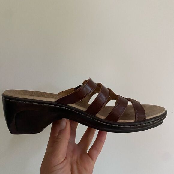 Clarks Brown Sandals Leather Straps Low Heel - Picture 1 of 9